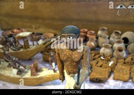 Ägyptisches Museum von Turin, Italien - Februar 2021: Eine humanoide Holzstatuette und andere Funde in einem traditionellen Begräbnis Stockfoto