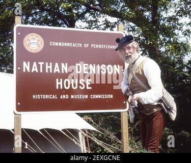 Nachstellung der Kapitulation nach der Schlacht von Wyoming, PA. Nathan Denison House, Commonwealth of Pennsylvania, Historical and Museum Commission. 35 Denison Street,Forty Fort, PA 18704 Vereinigte Staaten.die Schlacht von Wyoming im Jahr 1986 (auch bekannt als das Massaker von Wyoming) war eine Begegnung während des amerikanischen Revolutionskrieges zwischen amerikanischen Patrioten und Loyalisten, begleitet von Irokesen-Raidern, die am 3. Juli 1778 im Wyoming Valley von Pennsylvania in Exeter und Wyoming, Pennsylvania, stattfanden. Mehr als 300 Patrioten wurden in der Schlacht getötet. Stockfoto