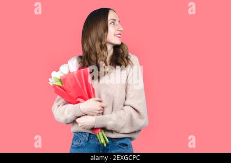 Mädchen hält Bouqet von Blumen. Isoliert auf rosa Hintergrund Stockfoto