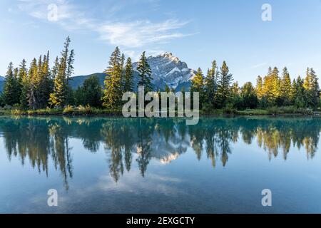 Banff National Park wunderschöne Landschaft. Cascade Mountain und Pinien spiegeln sich im Sommer auf dem türkisfarbenen Bow River. Stadt Banff Stockfoto