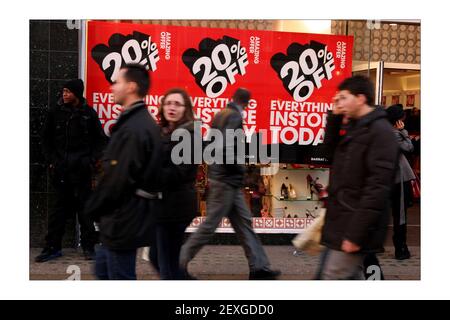 Weihnachten Crunch .... Verkauf auf Oxford Street Photograph von David Sandison The Independent Stockfoto