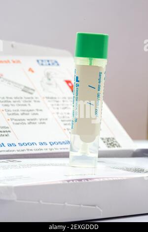 Testkit für NHS-Darmkrebs-Screening. Stockfoto