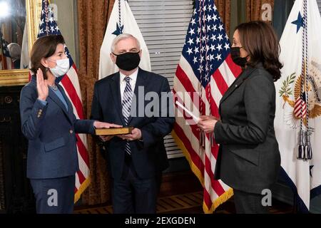 Washington, Vereinigte Staaten Von Amerika. März 2021, 03rd. US-Präsident Vice President Kamala Harris, hält, eine feierliche Vereidigung für Gina Raimondo, links, als der Handelsminister als Senator Jack Reed von Rhode Island, Zentrum, hält die bibel im Eisenhower Executive Office Gebäude des Weißen Hauses 3. März 2021 in Washington, DC Kredit: Planetpix/Alamy Live News Stockfoto