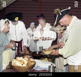 Nachstellung der Kapitulation nach der Schlacht von Wyoming, PA. Nathan Denison House, Commonwealth of Pennsylvania, Historical and Museum Commission. 35 Denison Street,Forty Fort, PA 18704 Vereinigte Staaten.die Schlacht von Wyoming im Jahr 1986 (auch bekannt als das Massaker von Wyoming) war eine Begegnung während des amerikanischen Revolutionskrieges zwischen amerikanischen Patrioten und Loyalisten, begleitet von Irokesen-Raidern, die am 3. Juli 1778 im Wyoming Valley von Pennsylvania in Exeter und Wyoming, Pennsylvania, stattfanden. Mehr als 300 Patrioten wurden in der Schlacht getötet. Stockfoto