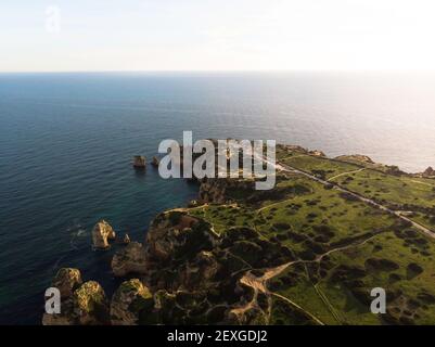 Luftpanorama Ansicht von Ponta da Piedade Strand Kap Meer Stapel Felsformationen in Lagos Algarve, Portugal Europa Stockfoto