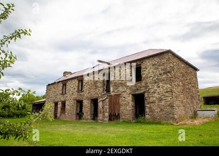 Alte Stallungen aus Stein, die auf englische Art von frühen Siedlern nach Central Otago, Neuseeland, gebaut wurden Stockfoto