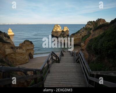 Panoramablick auf Holzsteg Treppe Treppe Treppe Treppe hinunter nach Praia do Camilo, Lagos Algarve Portugal Europa Stockfoto