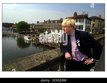 BORIS JOHNSON KONSERVATIVER KANDIDAT FÜR HENLEY AUS UND ÜBER TREFFEN UND GRÜSST DIE ÖFFENTLICHKEIT IN HENLEY AN DER THEMSE ALS ER SEINE KAMPAGNE BEGINNT, DIE ALS KANDIDAT FÜR STEHT DIE KONSERVATIVE PARTEI PIC DAVID SANDISON 11/5/2002 Stockfoto