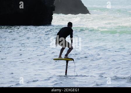 AUCKLAND, NEUSEELAND - 21. Feb 2021: Blick auf das Foilboard (Hydrofoil Surfboard) am Piha Beach, Auckland, Neuseeland Stockfoto