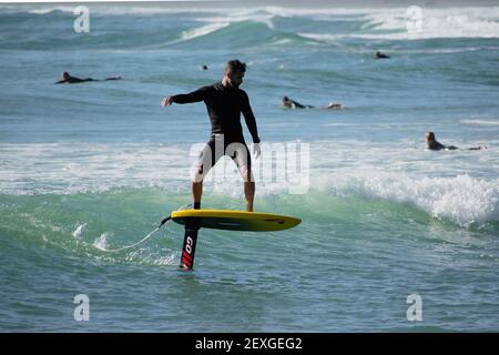 AUCKLAND, NEUSEELAND - 21. Feb 2021: Blick auf das Foilboard (Hydrofoil Surfboard) am Piha Beach, Auckland, Neuseeland Stockfoto