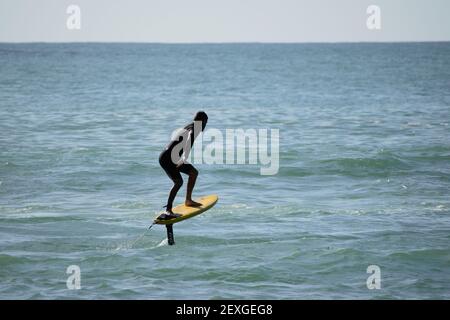 AUCKLAND, NEUSEELAND - 21. Feb 2021: Blick auf das Foilboard (Hydrofoil Surfboard) am Piha Beach, Auckland, Neuseeland Stockfoto