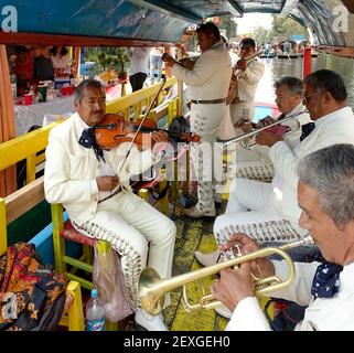 Mariachi Musiker spielen auf den Booten von Xochimilco Kanäle, Mexiko-Stadt, Mexiko Stockfoto