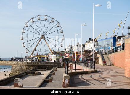 Riesenrad auf einem Festplatz am Meer Stockfoto