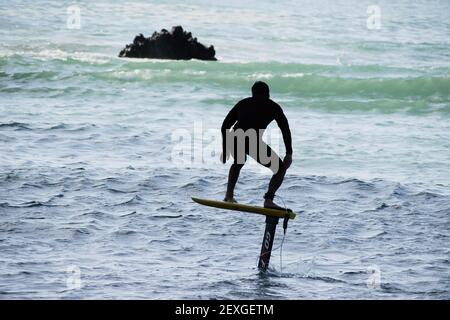 AUCKLAND, NEUSEELAND - 21. Feb 2021: Blick auf das Foilboard (Hydrofoil Surfboard) am Piha Beach, Auckland, Neuseeland Stockfoto