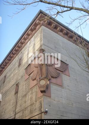 Das Hakenkreuz wurde entfernt. Und doch erzählt der Adler Geschichten von einer dunklen Zeit. Stockfoto