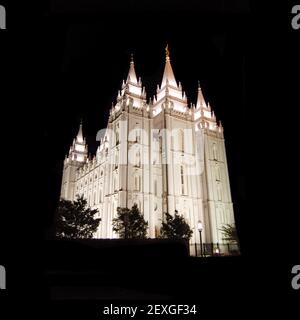 Der Salt Lake Tempel erleuchtet in der Nacht Stockfoto