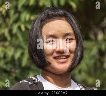 Porträt eines jungen Mädchens in Myanmardorf Stockfoto