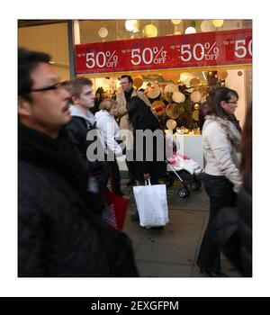 Weihnachten Crunch .... Verkauf auf Oxford Street Photograph von David Sandison The Independent Stockfoto