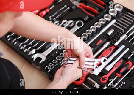 Werkzeugspeicher. Nahaufnahme von männlichen Handschlüsseln. Auto-Reparatur-Kit im Werkzeugkasten. Reparaturwerkzeugerinstrumenten-Set. In der Werkzeugkiste gibt es schwarz-rote wrenc Stockfoto