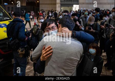 Unterstützer weinen und trösten sich gegenseitig, nachdem sie die Ergebnisse der Kaution vor dem West Kowloon Gericht in Hongkong gehört haben.Alle 47 Pro-Demokratie-Aktivisten in Hongkong wurden angeklagt, dass die Subversion in Haft geblieben sei, nachdem das Justizministerium eine Überprüfung der vorherigen Entscheidung des Richters über eine große Kaution beantragt hatte. Stockfoto