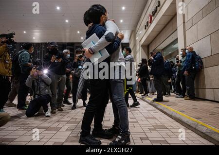 Unterstützer weinen und trösten sich gegenseitig, nachdem sie die Ergebnisse der Kaution vor dem West Kowloon Gericht in Hongkong gehört haben.Alle 47 Pro-Demokratie-Aktivisten in Hongkong wurden angeklagt, dass die Subversion in Haft geblieben sei, nachdem das Justizministerium eine Überprüfung der vorherigen Entscheidung des Richters über eine große Kaution beantragt hatte. Stockfoto