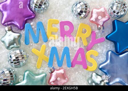 Frohe Weihnachten in bunten Buchstaben Stockfoto