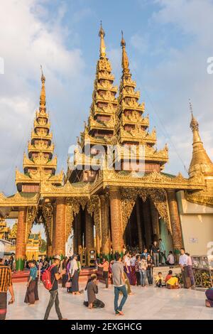 Menschenmengen von Gläubigen an der Shwedagon Pagode (Shwedagon Zedi Daw) Yangon, Myanmar (Burma) Stockfoto