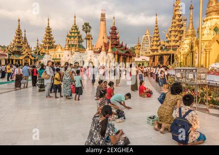 Menschenmengen von Gläubigen an der Shwedagon Pagode (Shwedagon Zedi Daw) Yangon, Myanmar (Burma) Stockfoto