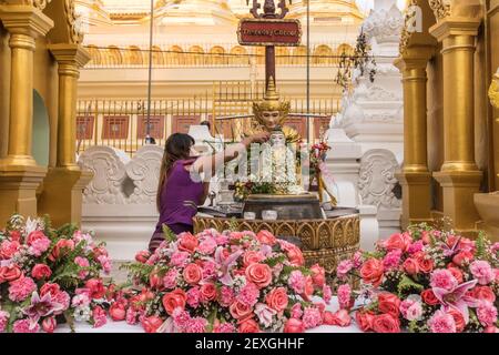 Mädchen beten in Shwedagon Pagode (Shwedagon Zedi Daw) Yangon, Myanmar (Burma) Stockfoto