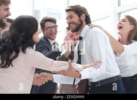 Das Business Team gratuliert einander zum Sieg Stockfoto