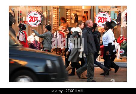 Weihnachten Crunch .... Verkauf auf Oxford Street Photograph von David Sandison The Independent Stockfoto