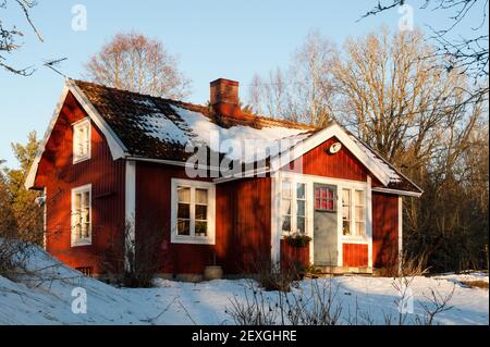 Rot bemaltes Holzhaus in Schweden Stockfoto