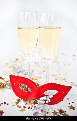 Zwei Gläser Champagner mit roter Maske Stockfoto