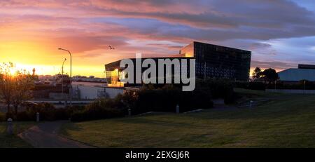 Sonnenuntergang über der Harpa-Konzerthalle in Reykjavik, Island Stockfoto