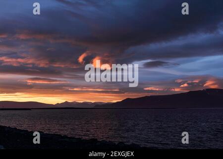 Schöner Sonnenuntergang über der Bucht von Reykjavik in Island Stockfoto