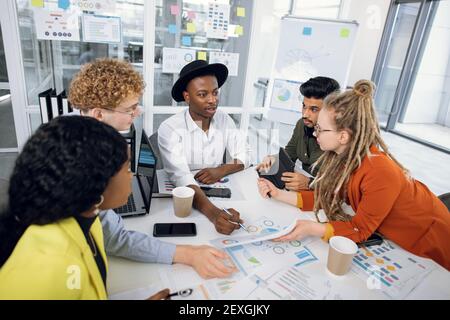 Multirassische Menschen diskutieren neues Startup-Projekt Stockfoto