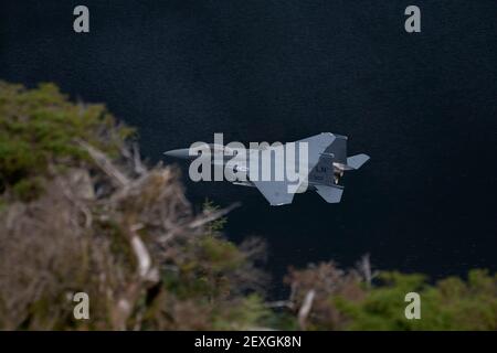 USAF F-15E von RAF Lakenheath. Hier beim Low-Flying-Training im Lake District (Low Fly Area 17), Cumbria, Großbritannien Stockfoto
