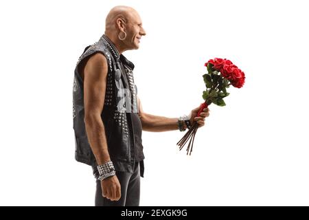 Punk gibt ein Bündel von roten Rosen isoliert auf weiß Hintergrund Stockfoto