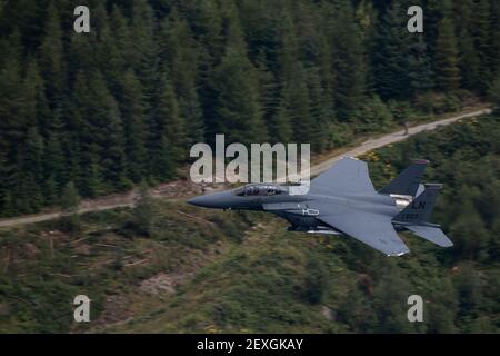 USAF F-15E von RAF Lakenheath. Hier beim Low-Flying-Training im Lake District (Low Fly Area 17), Cumbria, Großbritannien Stockfoto