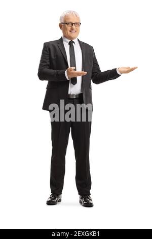 In voller Länge Porträt eines Geschäftsmannes mittleren Alters zeigt mit Hände isoliert auf weißem Hintergrund Stockfoto