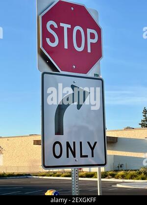 FRESNO, USA - 21. Feb 2021: Ein Foto außerhalb eines Stau-STOP-Schildes mit einem EINZIGEN Pfeil, der nach rechts zeigt, darunter an einem sonnigen Tag Stockfoto