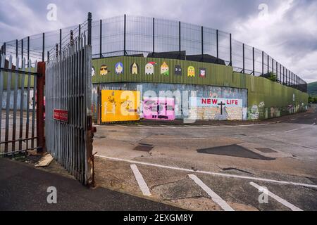 Öffnen Sie das Tor auf der anderen Straßenseite an einer der Friedensmauer in Belfast, Nordirland, Großbritannien Stockfoto