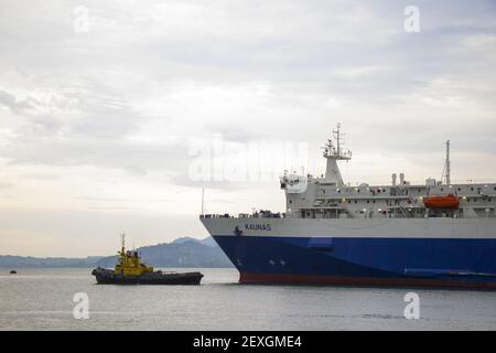 BATUMI, GEORGIA - 17. Jul 2020: BATUMI, GEORGIA - 08. JULI 2020 - Hafen von Batumi, Boote im Hafen. Bunte Boote im Schwarzen Meer. Stockfoto