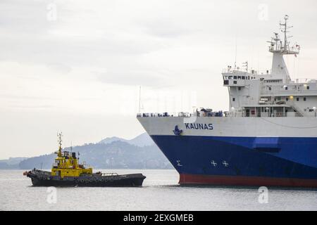 BATUMI, GEORGIA - 17. Jul 2020: BATUMI, GEORGIA - 08. JULI 2020 - Hafen von Batumi, Boote im Hafen. Bunte Boote im Schwarzen Meer. Stockfoto