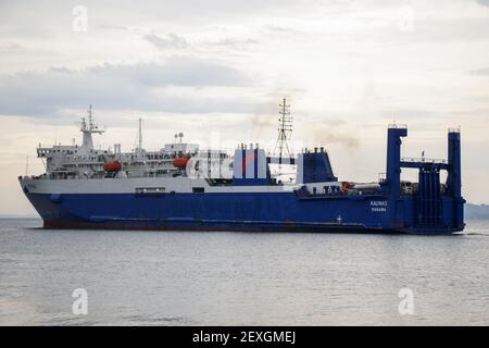 BATUMI, GEORGIA - 17. Jul 2020: BATUMI, GEORGIA - 08. JULI 2020 - Hafen von Batumi, Boote im Hafen. Bunte Boote im Schwarzen Meer. Stockfoto