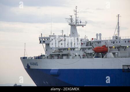 BATUMI, GEORGIA - 17. Jul 2020: BATUMI, GEORGIA - 08. JULI 2020 - Hafen von Batumi, Boote im Hafen. Bunte Boote im Schwarzen Meer. Stockfoto