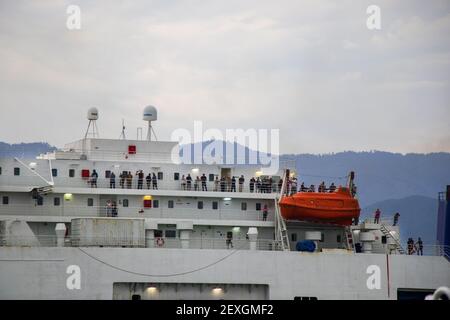 BATUMI, GEORGIA - 17. Jul 2020: BATUMI, GEORGIA - 08. JULI 2020 - Hafen von Batumi, Boote im Hafen. Bunte Boote im Schwarzen Meer. Stockfoto