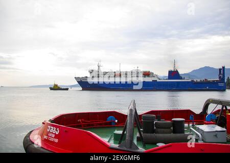 BATUMI, GEORGIA - 17. Jul 2020: BATUMI, GEORGIA - 08. JULI 2020 - Hafen von Batumi, Boote im Hafen. Bunte Boote im Schwarzen Meer. Stockfoto