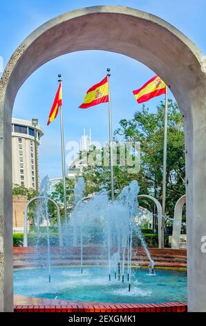 Freundschaftsbögen und spanische Flaggen umgeben den Brunnen am Spanish Plaza, 27. Februar 2021, in Mobile, Alabama. Stockfoto