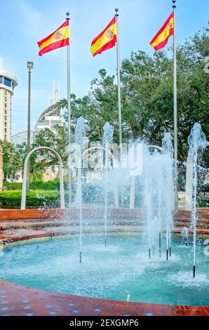 Freundschaftsbögen und spanische Flaggen umgeben den Brunnen am Spanish Plaza, 27. Februar 2021, in Mobile, Alabama. Stockfoto